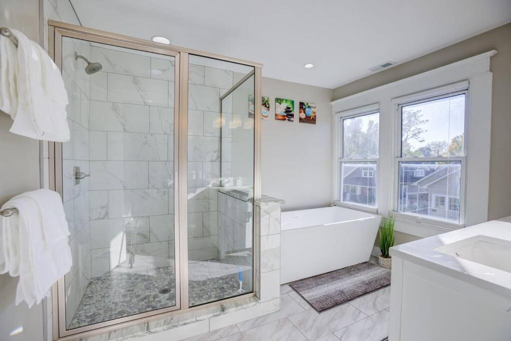 Fountain Gem: Your Urban Oasis Indianapolis Bagian luar foto